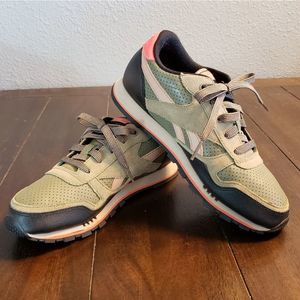 Cool colors Reebok Trail runners sneakers